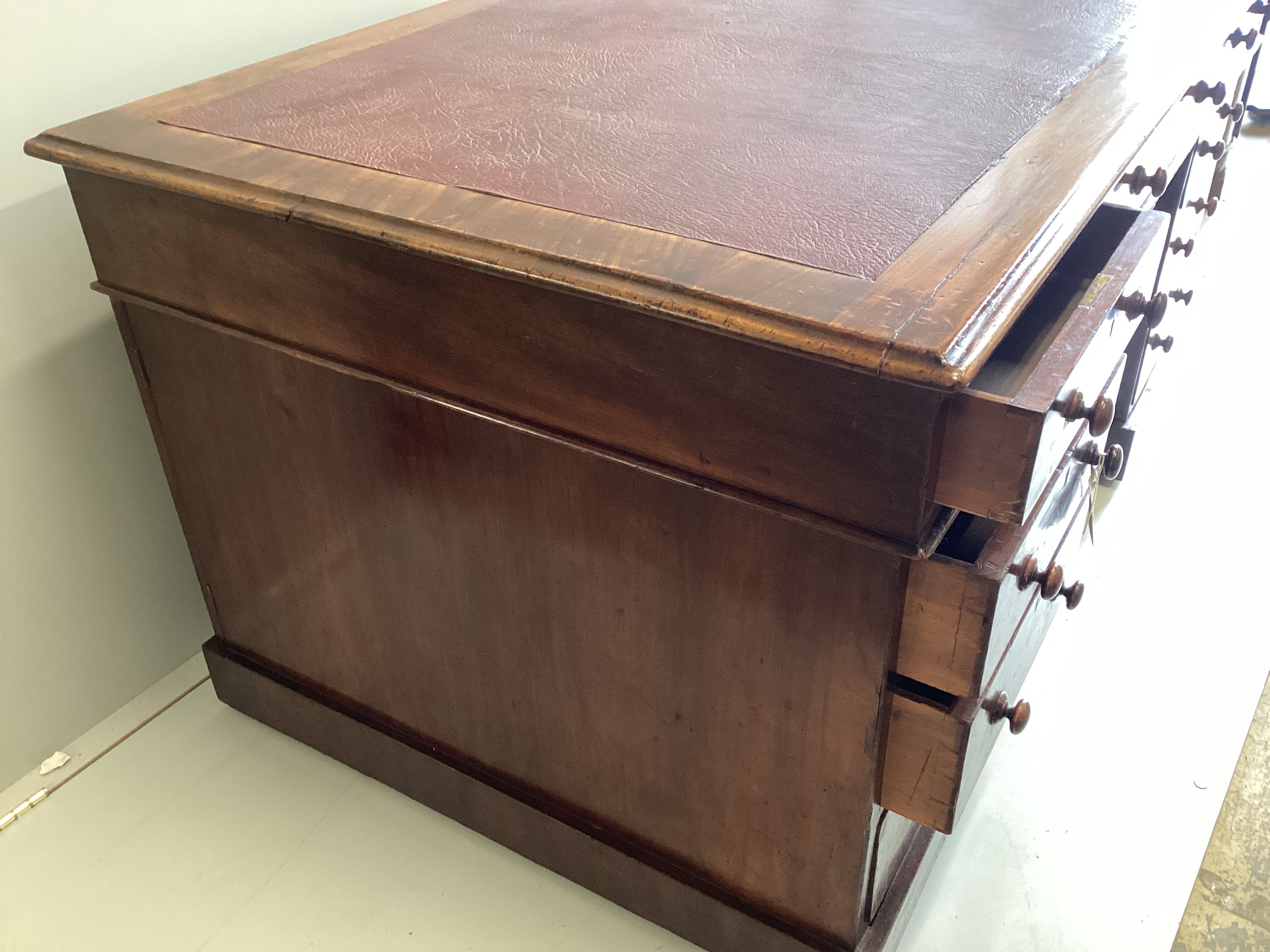 A Victorian mahogany pedestal partner's desk, width 152cm, depth 90cm, height 76cm